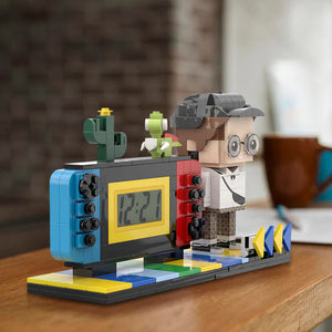 Personalisierte Klemmbaustein-Figur mit digitaler Uhr – DIY Miniatur zum Selbstaufbau
